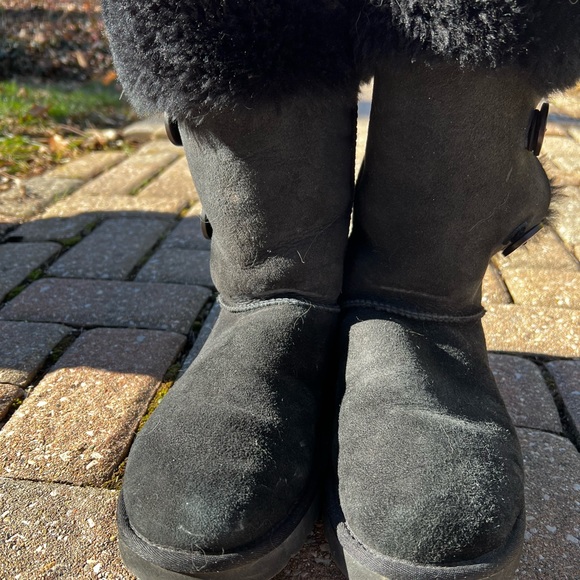 UGG 3-button suede and shearling boots, size 9. - Picture 1 of 9